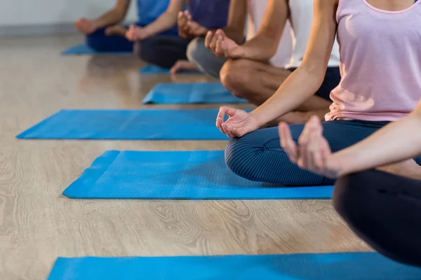 Människor som utför yoga — Stockfoto