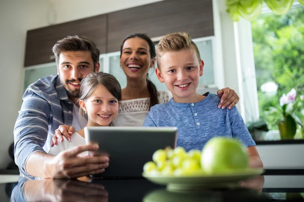 Portrait de famille heureuse en utilisant une tablette numérique — Photo