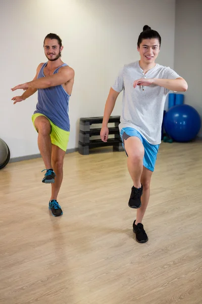 Due uomini che fanno esercizio aerobico — Foto Stock