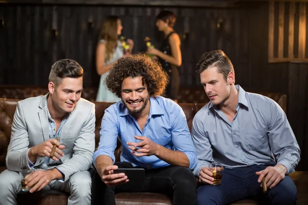 Amigos felizes olhando para o telefone — Fotografia de Stock