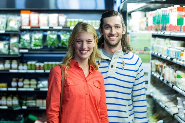 Pareja de pie en el supermercado — Foto de Stock