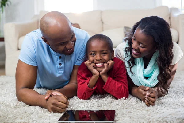 Familj med digital tablet — Stockfoto