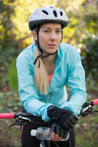 Female mountain biker with bicycle — Stock Photo, Image