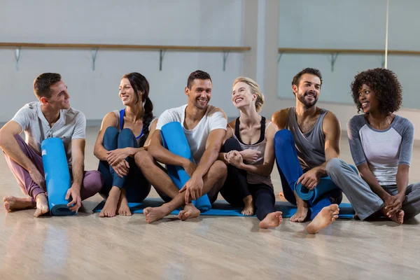 Grupo de personas sentadas en el suelo — Foto de Stock