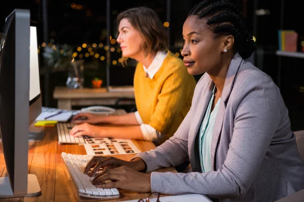 Empresarias que trabajan en la computadora en su escritorio — Foto de Stock