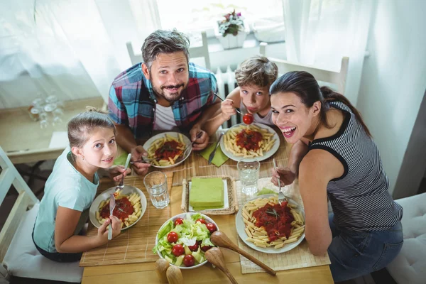 Familj med måltid tillsammans — Stockfoto