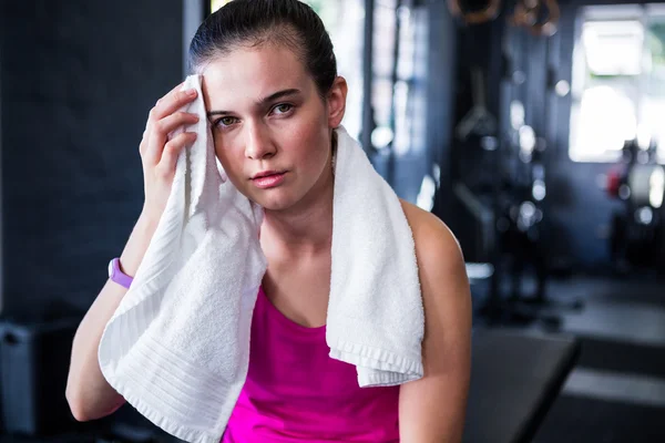 Junge Sportlerin wischt sich Schweiß ab — Stockfoto