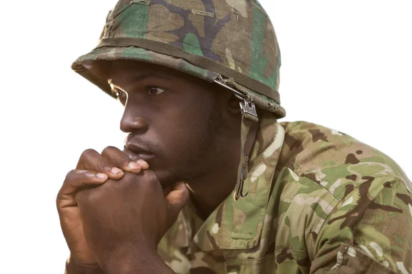 Nachdenklicher Soldat vor weißem Hintergrund — Stockfoto