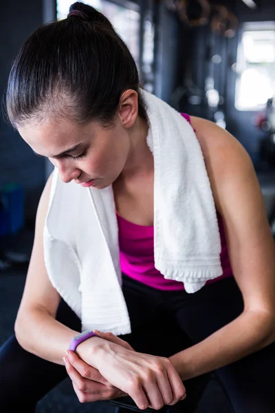 Kvinnliga idrottare kontroll tid i gymmet — Stockfoto