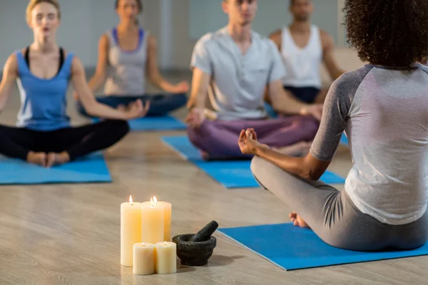 Istruttore prendere lezione di yoga — Foto Stock