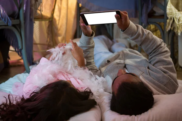 Батько і дочка використовують цифровий планшет — стокове фото