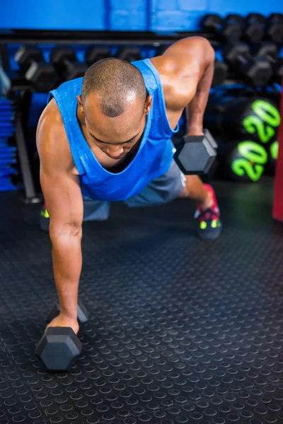 Giovane uomo che solleva manubri in palestra — Foto Stock