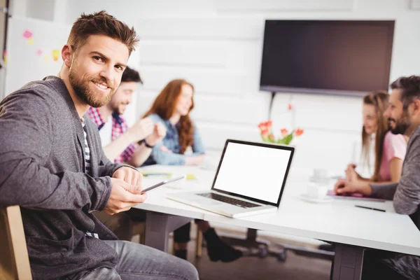 Vertrouwen zakenman met cellphone bij creatieve Bureau — Stockfoto