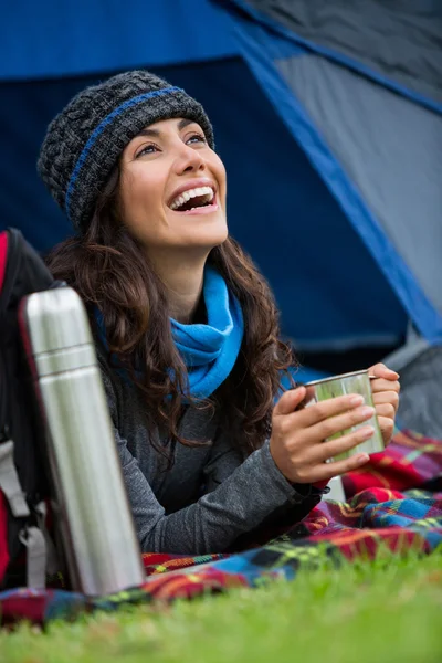 Escursionista con una tazza di caffè in tenda — Foto Stock