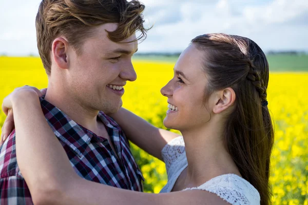 Pareja abrazándose en el campo de mostaza —  Fotos de Stock