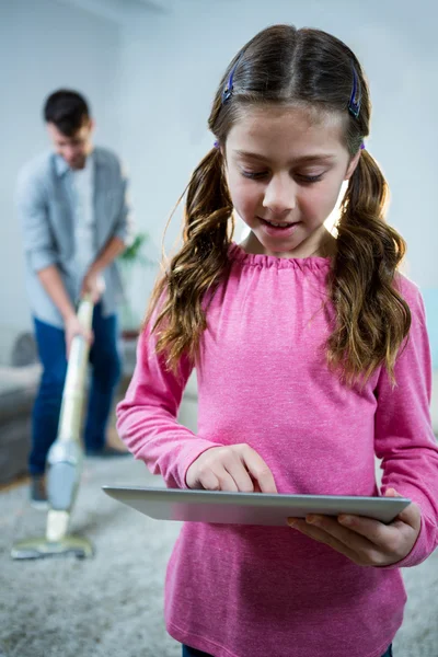 Meisje met digitale Tablet PC in de woonkamer — Stockfoto