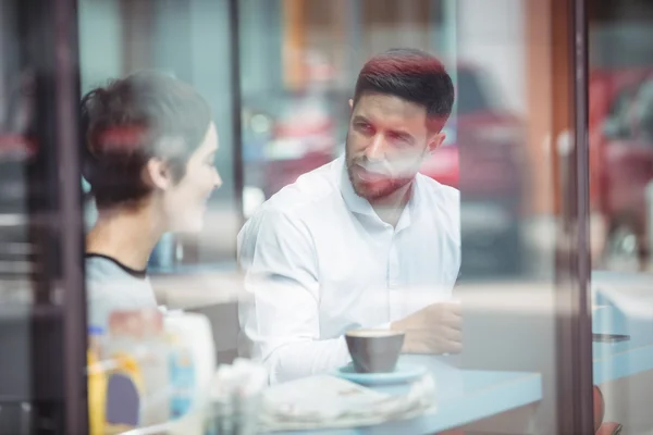 Biznesmeni interakcji przy kawie — Zdjęcie stockowe