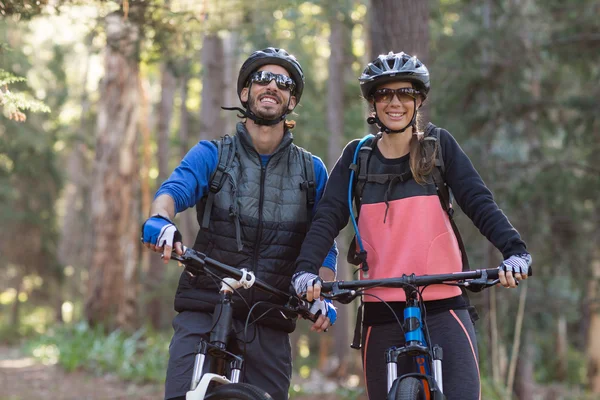 Biker casal com bicicleta de montanha — Fotografia de Stock