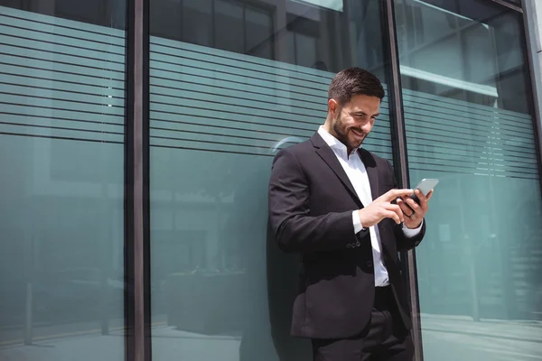 Uomo d'affari che utilizza il telefono cellulare — Foto Stock