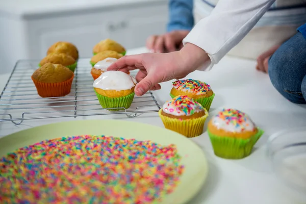 Boy placing cupcake on tray — Stock Photo, Image