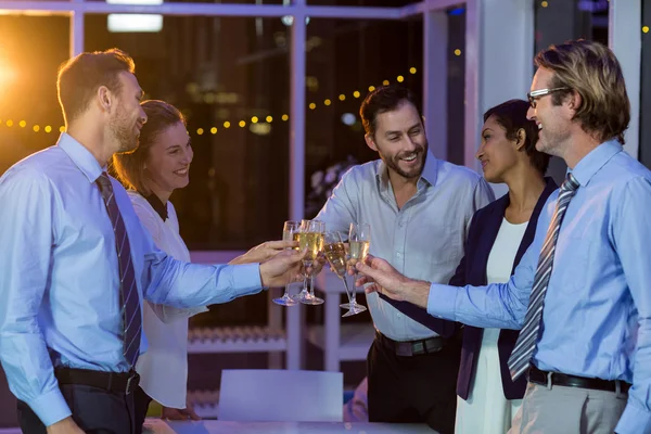 Bardak şampanya toasting iş adamları — Stok fotoğraf