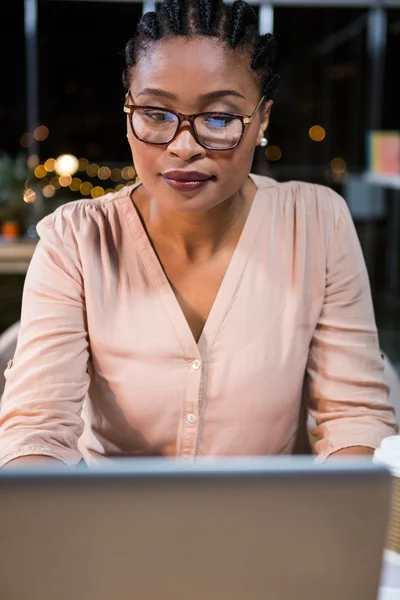 Geschäftsfrau arbeitet am Laptop — Stockfoto