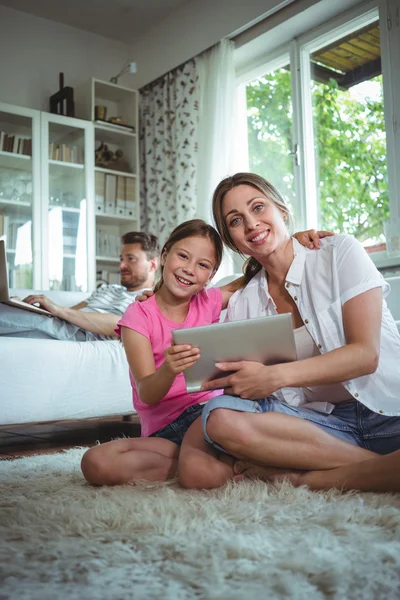 Anne ve kızı tablet kullanıyor. — Stok fotoğraf