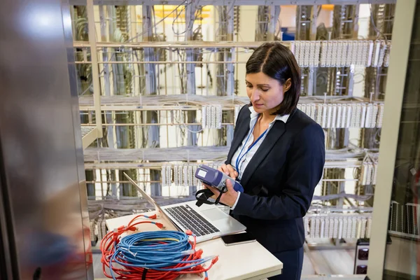 Digitális kábel-elemző alkalmazással, technikus — Stock Fotó