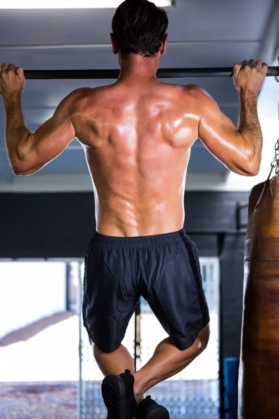 Atleta haciendo barbilla-ups — Foto de Stock