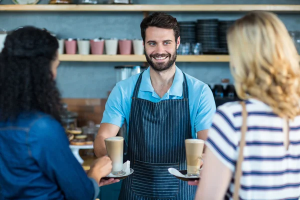 Camarero sirviendo café al cliente en el mostrador —  Fotos de Stock