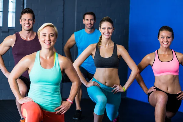 Athlètes souriants hommes et femmes faisant de l'exercice — Photo