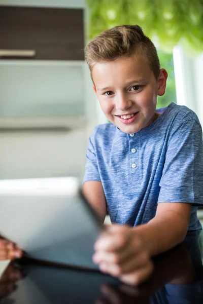 Portrét chlapce pomocí digitálních tabletu — Stock fotografie