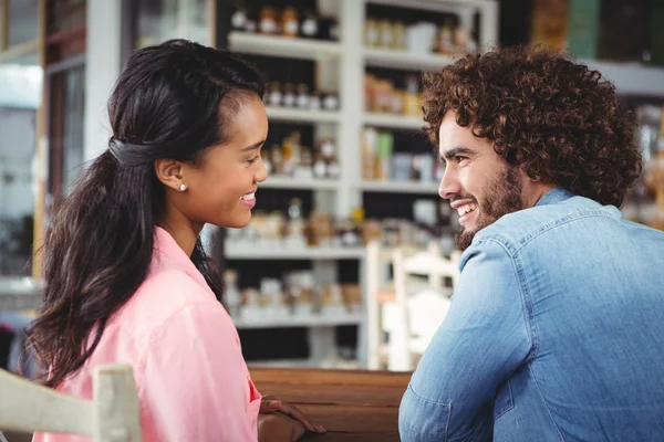 Pareja interactuando entre sí — Foto de Stock