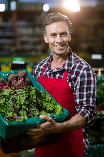 Personale che detiene cassa di verdure al supermercato — Foto Stock