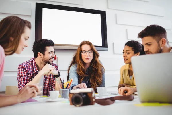 Editor yang berdiskusi dalam rapat — Stok Foto