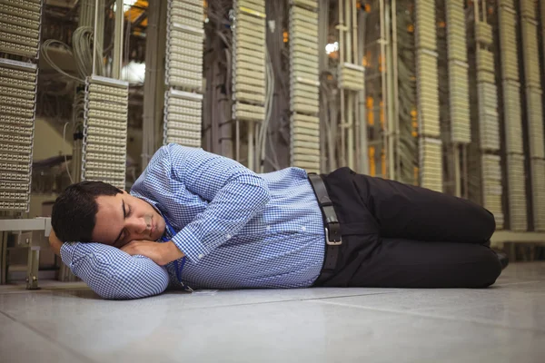 Técnico probado durmiendo en el suelo de baldosas — Foto de Stock