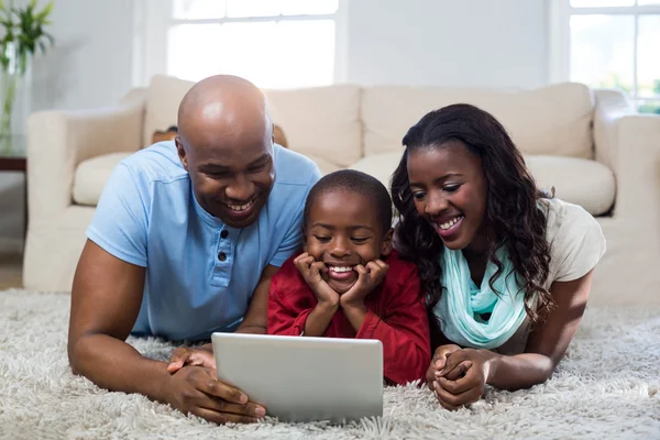 Famiglia utilizzando tablet digitale — Foto Stock