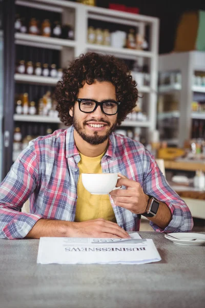 コーヒーを持ちながら笑みを浮かべて男 — ストック写真