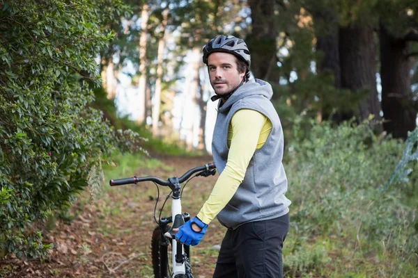 Mannelijke mountainbiker met fiets — Stockfoto