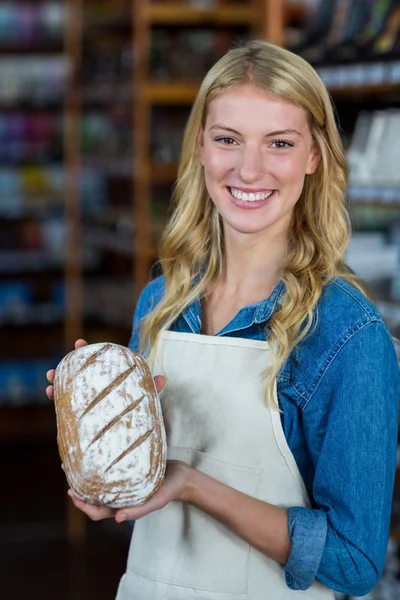 Personel posiadający chleba w supermarkecie — Zdjęcie stockowe