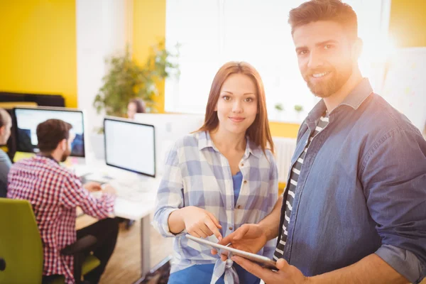 Portret van vertrouwen in zakelijke mensen met behulp van tablet pc bij creatieve Bureau — Stockfoto