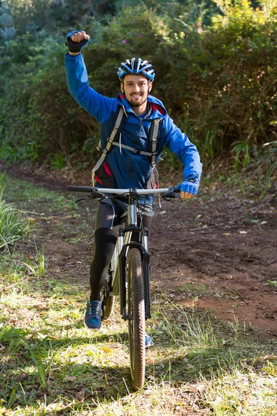 Motociclista masculino animado na floresta — Fotografia de Stock