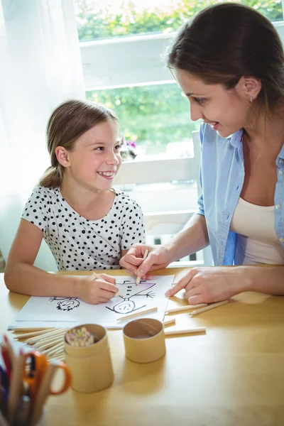 Moeder en dochter tekenen samen — Stockfoto