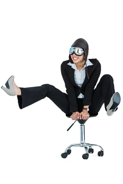Kobieta nosi okulary aviator, siedząc na fotelu biurowym — Zdjęcie stockowe
