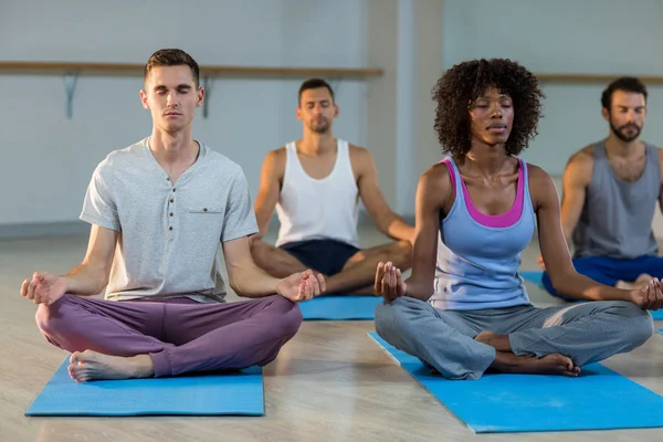 Groep mensen uitvoeren van yoga — Stockfoto
