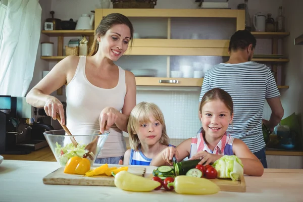 Madre e figlia preparare insalata — Foto Stock