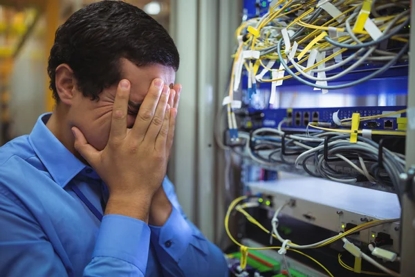 Técnico ficando estressado com a manutenção do servidor — Fotografia de Stock