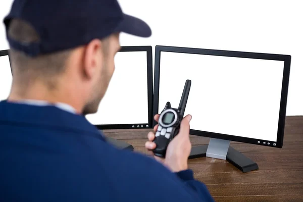 Oficer ochrony rozmawia walkie-talkie — Zdjęcie stockowe