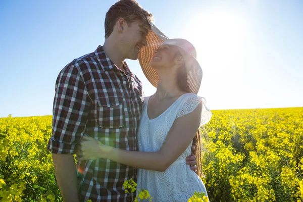 Couple embracing each other in mustard field — Stock Photo, Image
