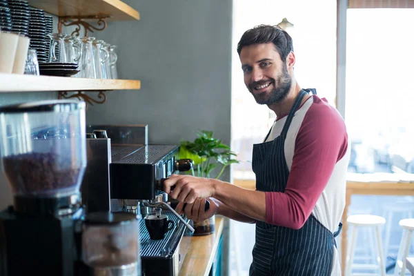 Servitören att göra kaffe på counter — Stockfoto